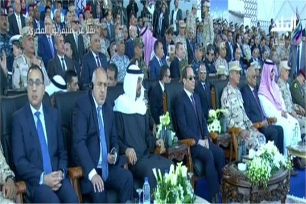ولى عهد أبو ظبي ونائب وزير الدفاع السعودي بجانب الرئيس خلال افتتاح قاعدة برنيس