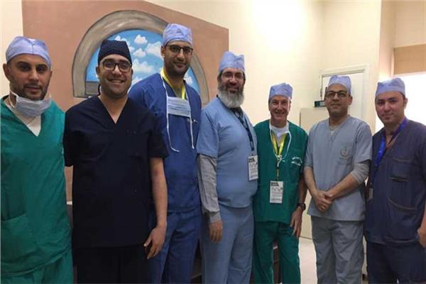 الخبير الإيطالي فابيو كيارنزا مع الفريق الطبي بالمستشفى التعليمي العالمي الغربية