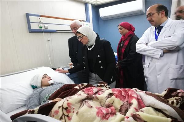 وزيرة الصحة في زيارة للمصابين في حادث الكريمات