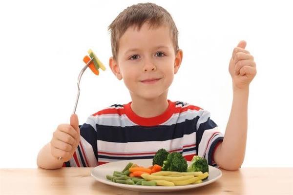 لصحة طفلك.. عناصر أساسية في وجبات «الإفطار والغذاء والعشاء»