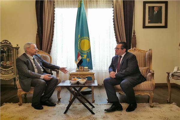 سفير كازاخستان يلتقي رئيس الجامعة المصرية الكازاخية
