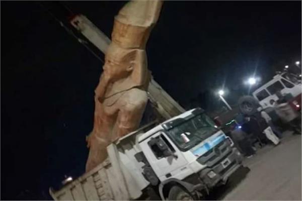«الآثار» تكشف حقيقة نقل تمثال رمسيس الثاني بسيارة نقل