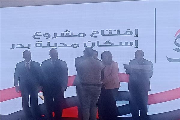 وزير الاسكان ومحافظ القاهرة يسلمان عقود الإسكان الاجتماعي