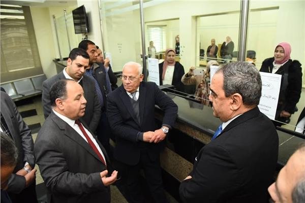 وزير المالية ومحافظ بورسعيد خلال الجولة