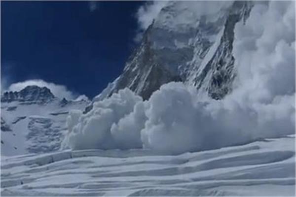 الثلوج الكثيفة تعيق جهود البحث عن 4 كوريين جنوبيين و3 نيباليين فقدوا في انهيار جليدي