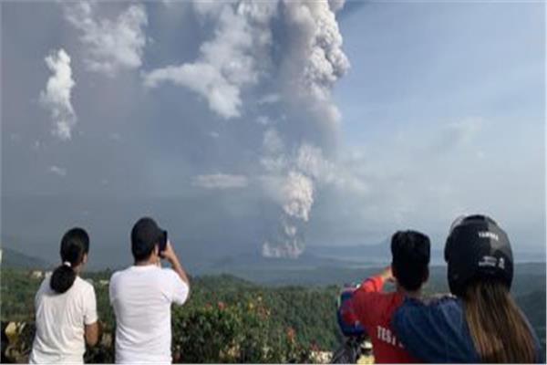 الفلبين: نستعد لأزمة طويلة في ظل استمرار ثوران بركان «تال»