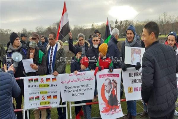 صور| بأعلام البلدين.. الجاليتان الليبية والمصرية تنظمان وقفة لتأييد السيسي في برلين