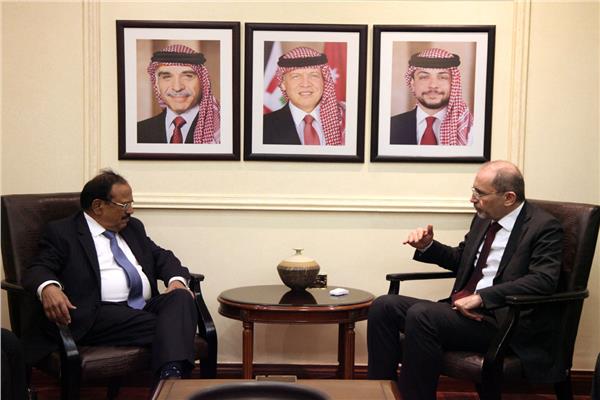 وزير الخارجية وشؤون المغتربين الأردني أيمن الصفدي مع مستشار الأمن القومي الهندي آجيت دوفال