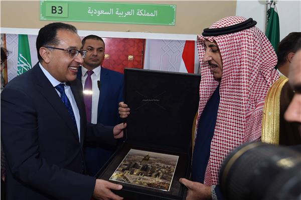 «صورة تذكارية للحرم» إهداء من السعودية لرئيس الوزراء _ تصوير: أشرف شحاتة 
