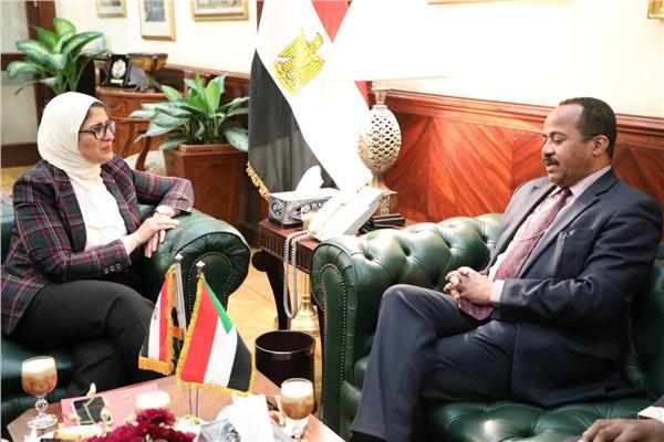 وزيرة الصحة ونظيرها السوداني خلال اللقاء