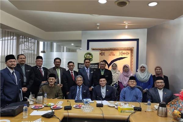 مسئولو التعليم والشؤون الدينية بماليزيا في زيارة لفرع منظمة خريجي الأزهر
