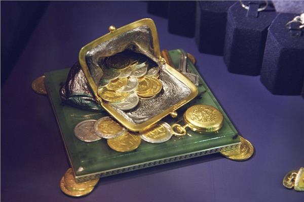 بصورة أينشتاين.. سويسرا تصدر أصغر قطعة نقدية ذهبية