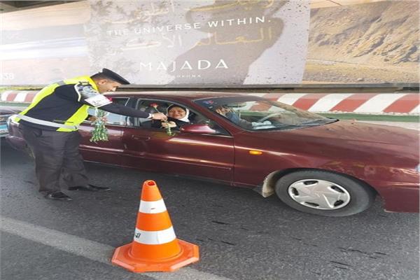الإدارة العامة للمرور توزع الورد على المواطنين بالطرق السريعة