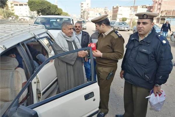  بالورود رجال مركز شرطة أولاد صقر بالشرقية يحتفلون مع المواطنين