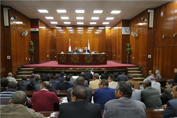 محافظ قنا يطالب رؤساء الوحدات القروية بانتهاج سياسة الباب المفتوح