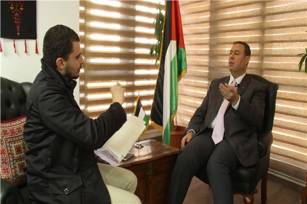 السفير دياب اللوح مع محرر بوابة أخبار اليوم (تصوير: محمد عيسوي)