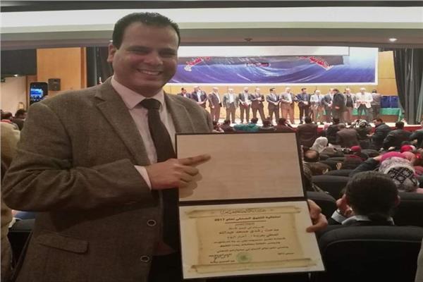 د. مدحت رشدي يفوز بجائزة التفوق الصحفي