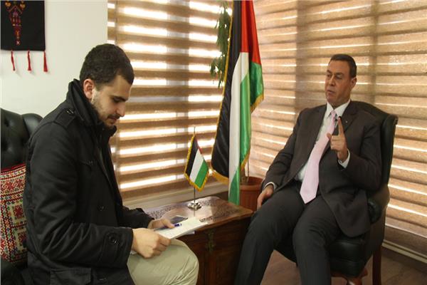 سفير فلسطين مع محرر بوابة أخبار اليوم (تصوير: محمد عيسوي)