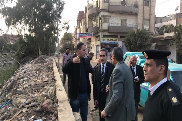 محافظ الغربية: يطالب بتطهير الترع والمصارف خلال زيارة مفاجئة لقرية الدلجمون بكفر الزيات