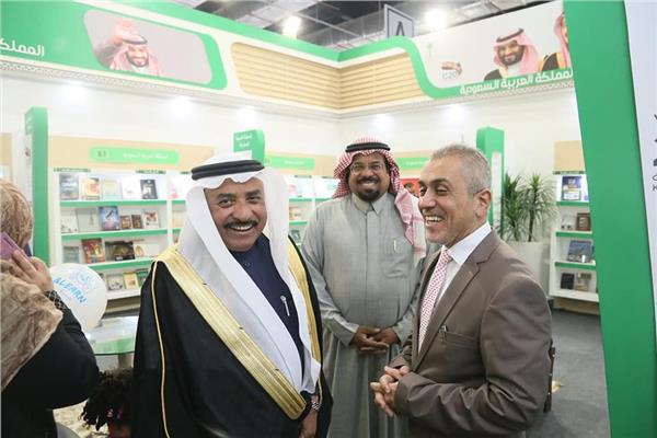 عضو مجلس الشوري السعودي يزور جناح المملكة بمعرض الكتاب