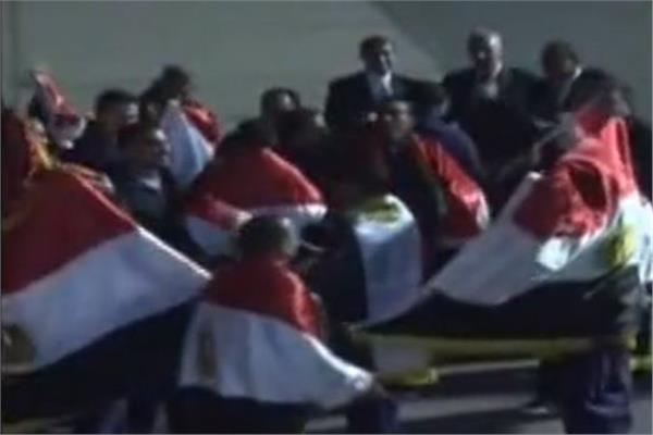 الصور الاولى لعودة 32 صيادًا مصريًا من اليمن