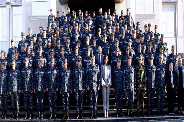 السفيرة نبيلة مكرم خلال زيارتها لقيادة القوات البحرية