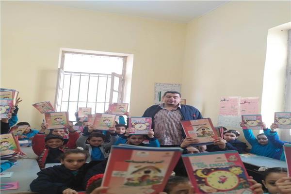 توزيع الكتب والاهتمام بالنظافة بمدارس "الفترتين" بالإسكندرية