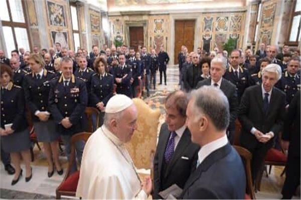 البابا فرنسيس يستقبل مسؤولي وعناصر الشرطة المكلفين بتامين الفاتيكان