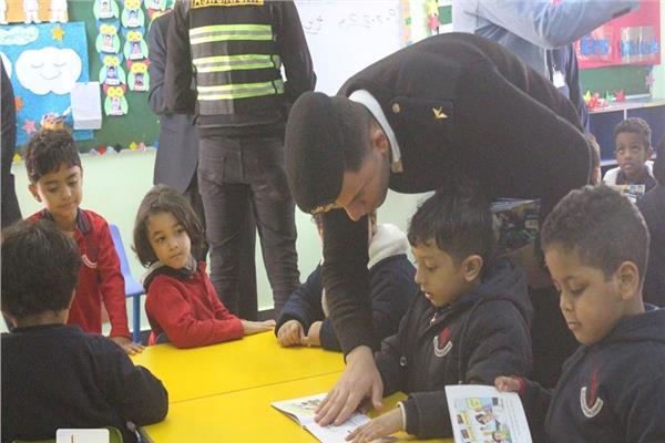 مديرية أمن أسوان تنظم زيارة لإحدى المدارس للتوعية بدور الشرطة  