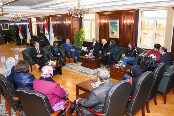 محافظ الإسكندرية يطالب المجلس القومي للمرأة بتحسين الوعي بالمناطق المهمشة