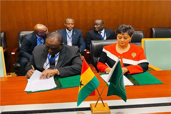 فكي يوقع إتفاق المقر منطقةً التجارة الأفريقيةً الحرة مع وزيري تجارة وخارجية غانا 
