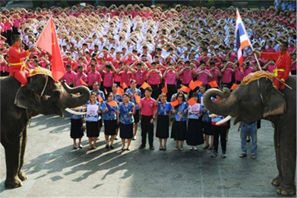 طلبة تايلاند يرسلون تحية للصين فى عيد الحب