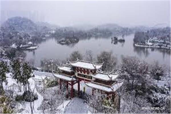 الثلوج تتساقط على مدينة ووهان الصينية