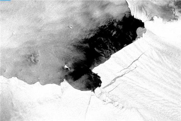 انفصال الجبل الجليدي عن جبل باين أيلاند القطبي الجنوبي