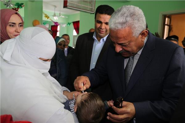  محافظ السويس يشارك في حملة التطعيم ضد شل الأطفال