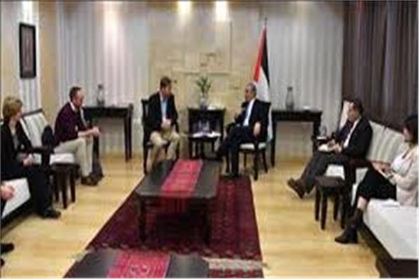 رئيس الوزراء الفلسطيني محمد اشتية ووفدا برلمانيا بريطانيا من حزب المحافظين