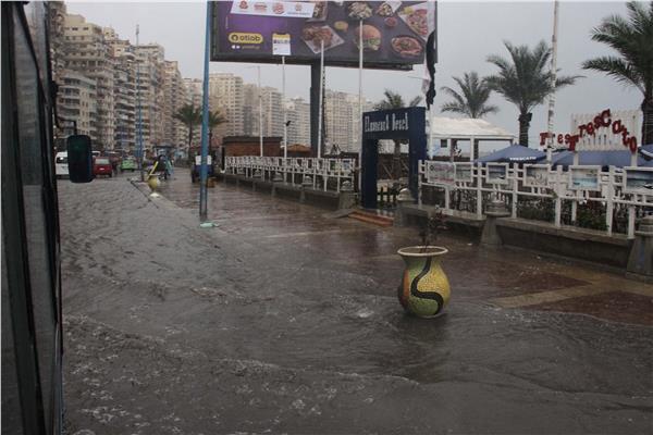 أمطار"الشمس الصغيرة" تغرق شوارع الإسكندرية