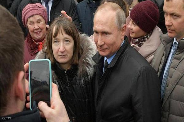 بالفيديو| سيدة تحرج بوتين بسبب راتبه