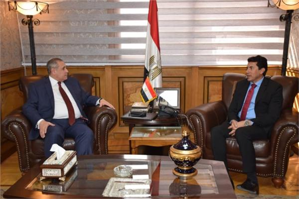 وزير الرياضة يستقبل سفير مصر بروسيا