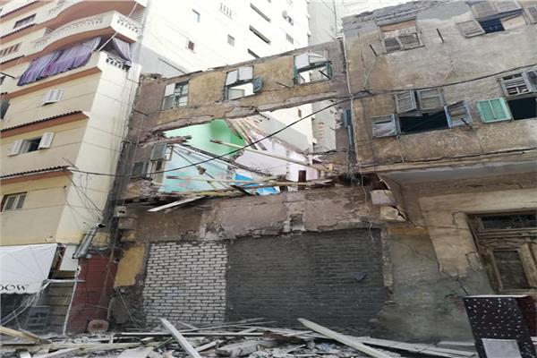 بالصور|انهيار جزئي لعقار من 3 طوابق بالإسكندرية