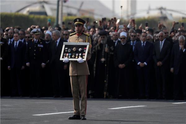عرض الأوسمة والنياشين التي حصل عليها مبارك خلال جنازته العسكرية