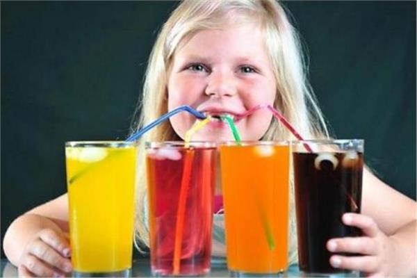 كيف تؤثر المشروبات الغازية على صحة طفلك؟