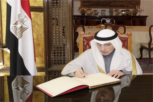 وزير الخارجية الكويتي يسجل كلمة بسجل التعازي في السفارة المصرية