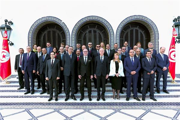 الرئيس التونسي يتوسط وزراء الحكومة الجديدة