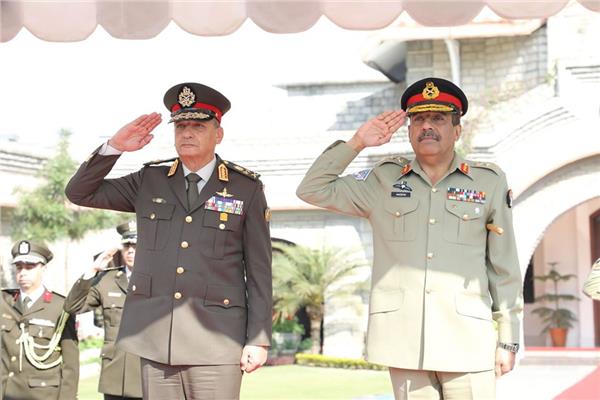 وزير الدفاع يعود إلى القاهرة بعد زيارة رسمية لجمهورية باكستان