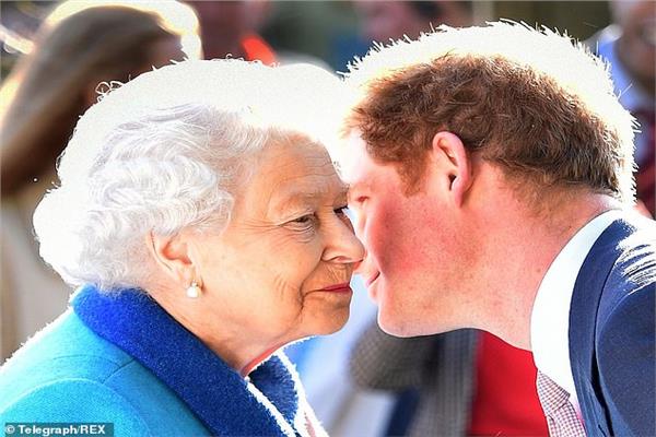 الأمير هاري والملكة اليزابيث