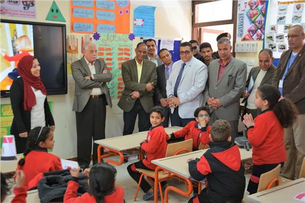 محافظ جنوب سيناء في زيارة للمدرسة المصرية