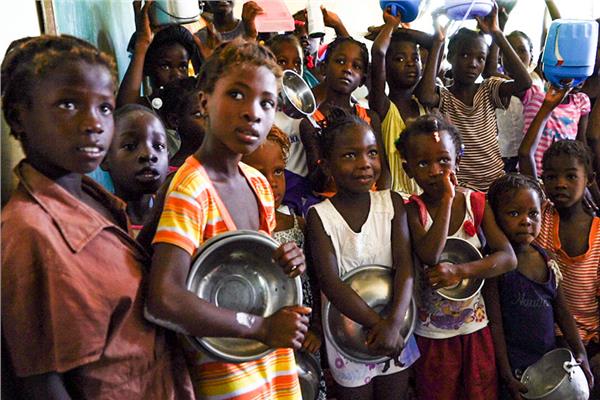 الفقر في هايتي دفع البشر إلى «سف التراب»