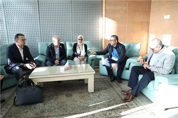 وزراء الصحة والسياحة والطيران في مطار الأقصر مع المحافظ