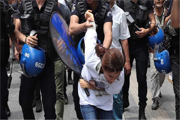 الشرطة التركية تقمع مسيرة يوم المرأة في اسطنبول